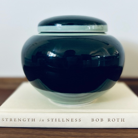 Vintage Japanese Dark & Light Green Glaze Ginger Jar | Mid Century | Minimalism - Picture 3 of 6